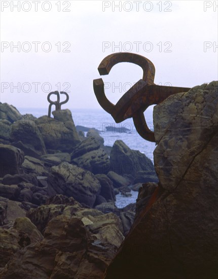 CHILLIDA EDUARDO 1924/2002
PLAZA DEL TENIS
SAN SEBASTIAN, EXTERIOR
GUIPUZCOA

This image is