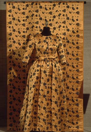 BALENCIAGA CRISTOBAL 1895/1972
DESHABILLE-INVIERNO 1957             CAT 86
LYON, EXPOSICION