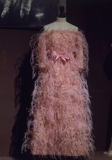 BALENCIAGA CRISTOBAL 1895/1972
VESTIDO DE TARDE-1965-PLUMAS ROSAS- CAT 162
LYON, EXPOSICION