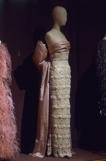 BALENCIAGA CRISTOBAL 1895/1972
VESTIDO DE TARDE-PRIMAVERA 1951SAS- CAT  53
LYON, EXPOSICION