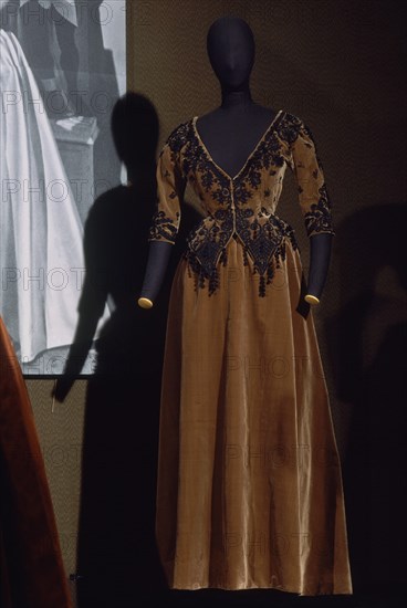 BALENCIAGA CRISTOBAL 1895/1972
CONJUNTO DE NOCHE-INVIERNO1941      CAT  13
LYON, EXPOSICION