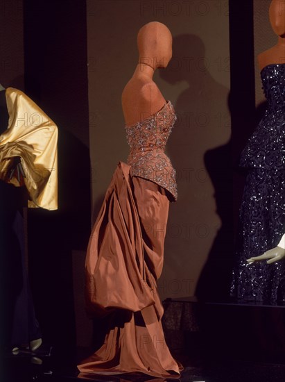 BALENCIAGA CRISTOBAL 1895/1972
TRAJE DE NOCHE-INVIERNO 1949         CAT 37
LYON, EXPOSICION