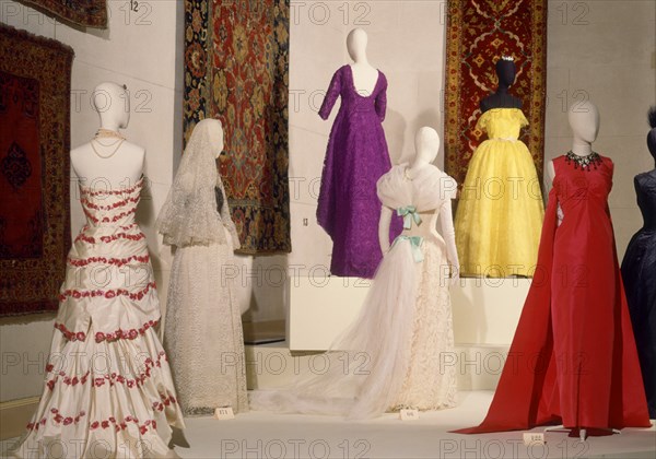 BALENCIAGA CRISTOBAL 1895/1972
TRAJES DE NOCHE-1958-60
LYON, EXPOSICION