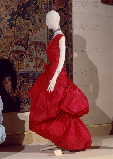 BALENCIAGA CRISTOBAL 1895/1972
TRAJE DE NOCHE-1950-51               CAT 51
LYON, EXPOSICION