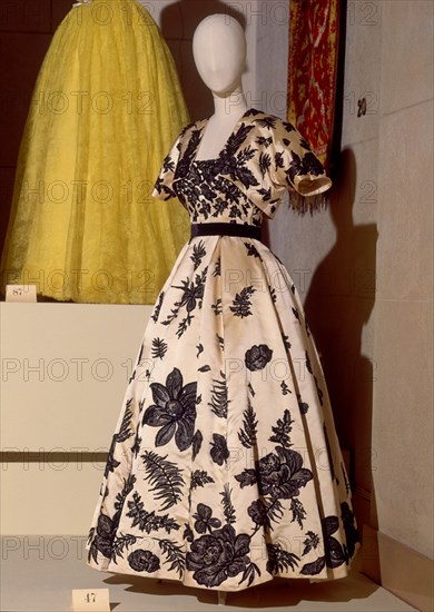 BALENCIAGA CRISTOBAL 1895/1972
TRAJE DE NOCHE 1950                  CAT 47
LYON, EXPOSICION
