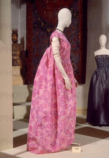 BALENCIAGA CRISTOBAL 1895/1972
VESTIDO DE NOCHE-VERANO 1961        CAT 120
LYON, EXPOSICION