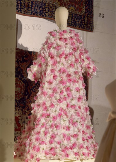 BALENCIAGA CRISTOBAL 1895/1972
TRAJE DE NOCHE-1950                  CAT 47
LYON, EXPOSICION