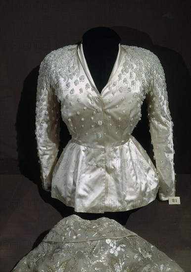 BALENCIAGA CRISTOBAL 1895/1972
CHAQUETA DE NOCHE-1945-CON PERLAS    CAT 21
LYON, EXPOSICION