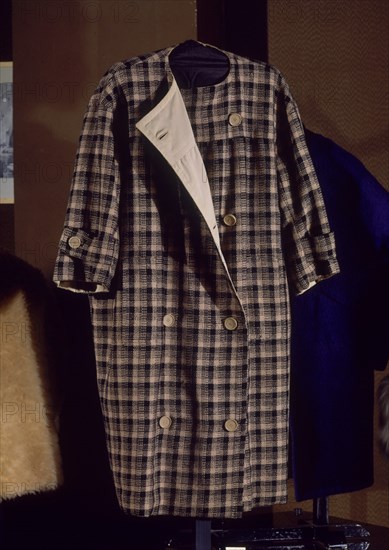 BALENCIAGA CRISTOBAL 1895/1972
ABRIGO-IMPERMIABLE REVERSIBLE-1957   CAT 78
LYON, EXPOSICION