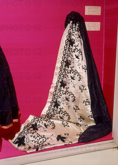 BALENCIAGA CRISTOBAL 1895/1972
ESTOLA BORDADA-HACIA 1900       CAT 450-454
LYON, EXPOSICION