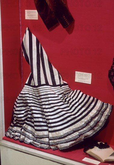 BALENCIAGA CRISTOBAL 1895/1972
ENAGUAS A RAYAS-FINAL S XIX         CAT 466
LYON, EXPOSICION