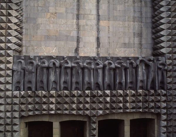 BASILICA NTRA SRA ARANZAZU-RELIEVES DE LA FACHADA
ARANZAZU, EXTERIOR
GUIPUZCOA

This image is