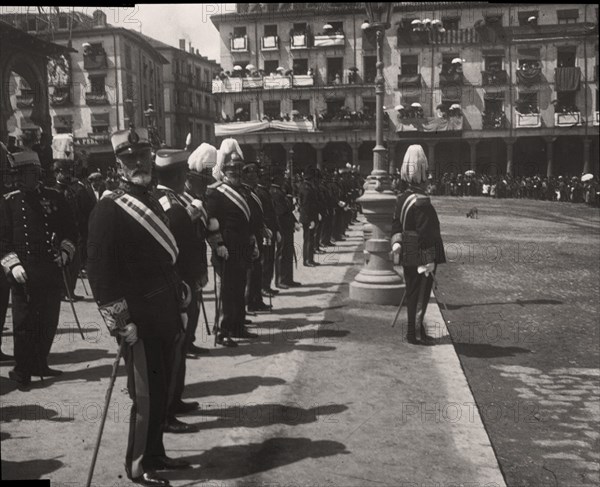 OFICIALES EN ESPERA-PLAZA MAYOR DE VALLADOLID-HACIA 1930