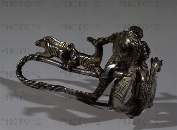 FIBULA PLATA CON CAZADOR PROCEDENTE DE CHICLANA DEL SEGURA (JAEN) - ARTE IBERICO
JAEN, MUSEO