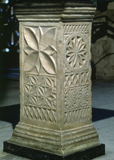 PEDESTAL VISIGODO-LATERAL-DET DECORACION-RELIEVE
CORDOBA, MEZQUITA
CORDOBA

This image is not