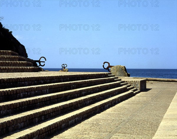 CHILLIDA EDUARDO 1924/2002
PLAZA DEL TENIS Y ESCULTURAS"PEINE AL VIENTO"EN HIERRO 1972-1977
SAN