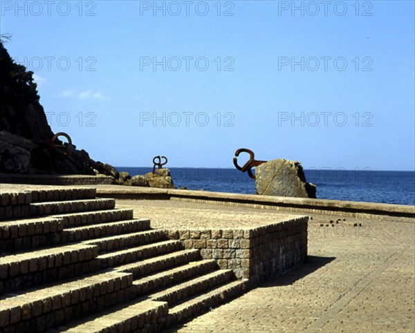 CHILLIDA EDUARDO 1924/2002
PLAZA DEL TENIS Y ESCULTURAS"PEINE AL VIENTO"EN HIERRO 1972-1977
SAN