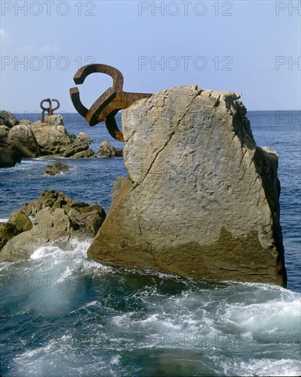 CHILLIDA EDUARDO 1924/2002
PLAZA DEL TENIS-ESCULTURA"PEINE AL VIENTO"EN UNA ROCA 1972-1977
SAN