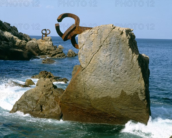 CHILLIDA EDUARDO 1924/2002
PLAZA DEL TENIS-ESCULTURA"PEINE AL VIENTO"EN UNA ROCA 1972-1977
SAN