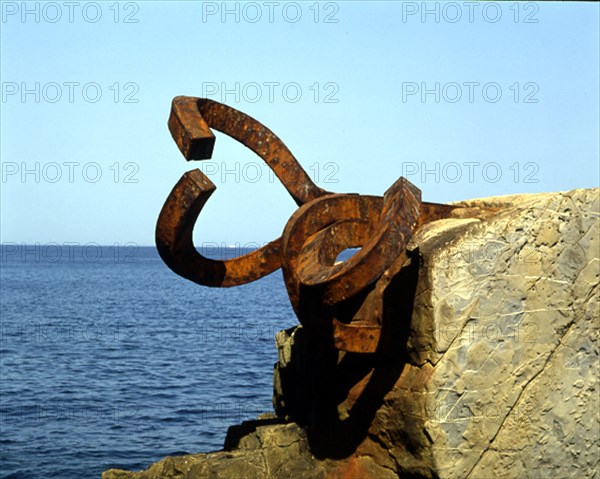 CHILLIDA EDUARDO 1924/2002
PLAZA DEL TENIS-ESCULTURA"PEINE AL VIENTO"EN UNA ROCA 1972-1977
SAN
