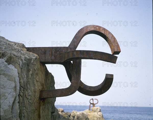 CHILLIDA EDUARDO 1924/2002
PLAZA DEL TENIS-ESCULTURA"PEINE DE LOS VIENTOS"EN UNA ROCA