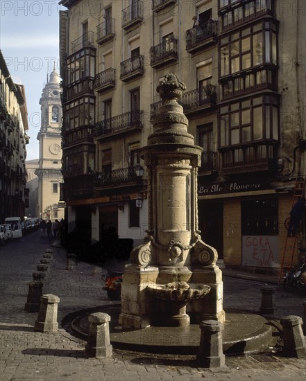 FUENTE EN LA CALLE DE NAVARRERIA Y TORRE DE CATEDRAL
PAMPLONA, EXTERIOR
NAVARRA

This image is