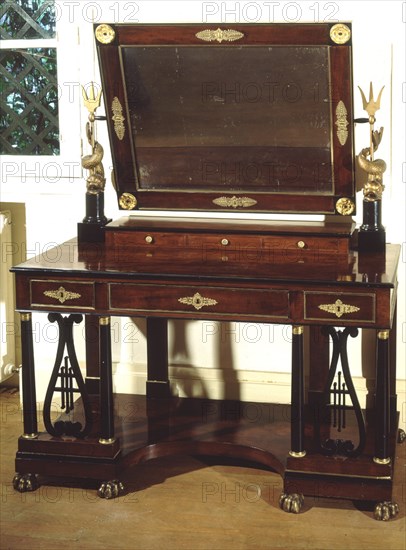 TOCADOR DE LA EPOCA DE FERNANDO VII
MADRID, MUSEO ROMANTICO
MADRID