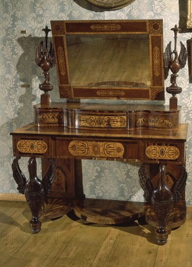 TOCADOR DE LA EPOCA DE FERNANDO VII
MADRID, MUSEO ROMANTICO
MADRID
