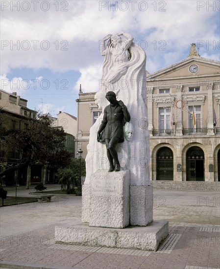 MACHO VICTORIO 1887/1966
MONUMENTO A BERRUGUETE EN LA PLAZA MAYOR
PALENCIA,