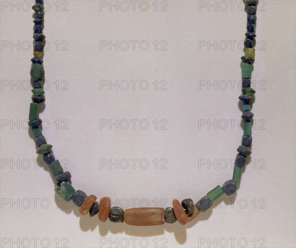 COLLAR ROMANO CON CUENTAS DE PIEDRA
OLMEDA, MUSEO ROMANO
PALENCIA

This image is not