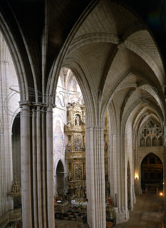 INTERIOR DESDE UNA NAVE LATERAL-GOTICO S XV-XVII
VIANA, IGLESIA DE SANTA MARIA
NAVARRA

This
