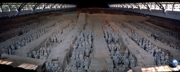 COLUMNAS DE GUERREROS Y CABALLOS-ESCULTURAS EN BARRO COCIDO-S III AC
XIAN, MAUSOLEO QIN SHI