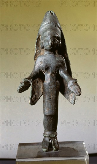 DAMA EN BRONCE TRIANGULAR-VELADA-PROCEDENTE DE DESPEÑAPERROS
MADRID, MUSEO ARQUEOLOGICO