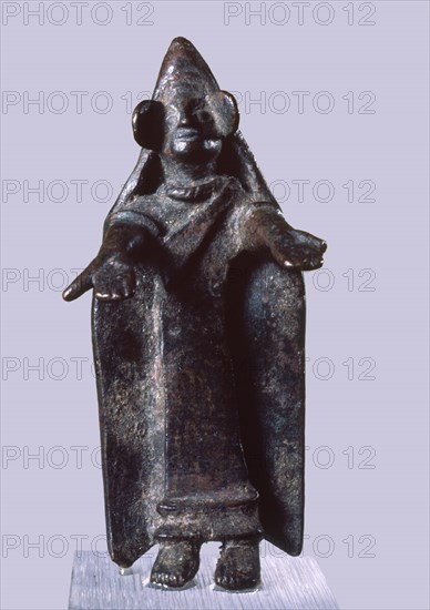 DAMA EN BRONCE TRIANGULAR-VELADA-PROCEDENTE DE DESPEÑAPERROS
MADRID, MUSEO ARQUEOLOGICO
