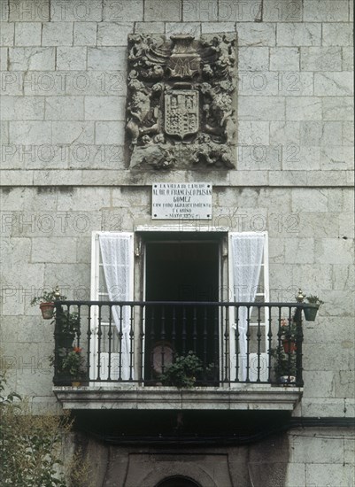 CASONA  MAR Y LIBARONA S XVII-DET BALCON, ESCUDO PLACA DEDICADA DR PAISAN 1952
LAREDO,