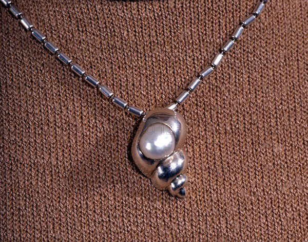 PERLA NATURAL INCRUSTADA EN PLATA - COLGANTE CON FORMA DE CARACOLA
MADRID, COLECCION