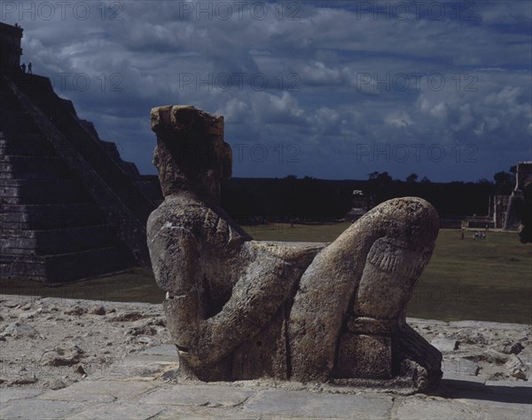 ESCULTURA DE CHAC-MOOL DE ESPALDAS
CHICHEN ITZA, TEMPLO DE LOS GUERREROS
MEXICO