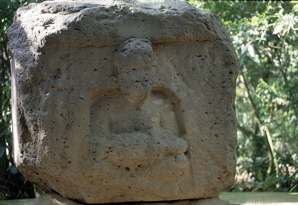 ALTAR EN PIEDRA CON NICHO AL FRENTE-ARTE OLMECA
VILLAHERMOS, MUSEO DE LA VENTA
MEXICO

This