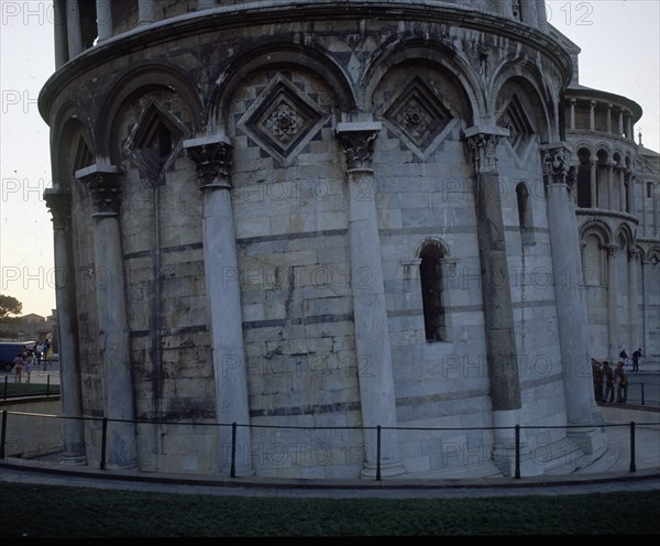 BONANNO (TALLER)
EXTERIOR-VISTA DE LA BASE(DESDE 1174 HASTA 1350) 56m ALTURA
PISA, TORRE