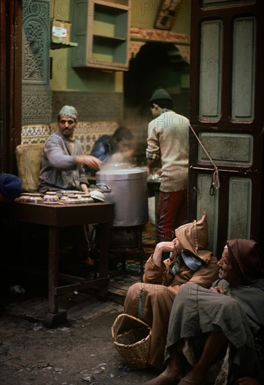 TIPICA COCINA MARROQUI- CLIENTES ESPERANDO -
MARRAKECH, EXTERIOR
MARRUECOS