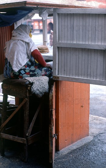 MUJER MARROQUI VENDIENDO PAN -
MARRAKECH, EXTERIOR
MARRUECOS

This image is not downloadable.
