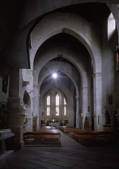 INTERIOR DE LA IGLESIA HACIA EL ALTAR-ARCOS APUNTADOS-
LUGO, CONVENTO DE SAN