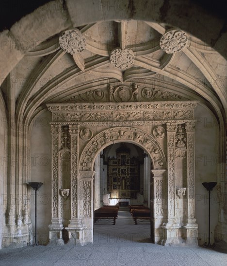 PUERTA DE ACCESO A LA CAPILLA-RENACENTISTA-GRUTESCOS-
SALAMANCA, COLEGIO