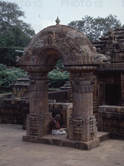 TORANA (PUERTA DE ENTRADA SEPARADA) DECORADA CON RELIEVES
BHUVANESVAR, TEMPLO