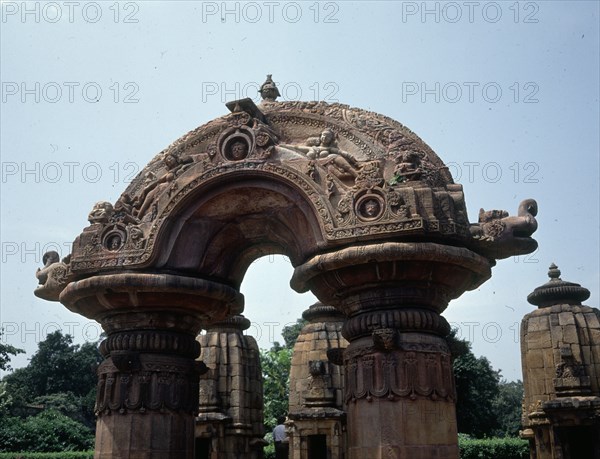 TORANA (PUERTA DE ENTRADA SEPARADA)RELIEVES EROTICOS
BHUVANESVAR, TEMPLO MUKTESVARA
INDIA