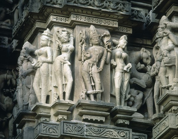 DET RELIEVE DEL DIOS SIVA RODEADO DE NINFAS -
KHAJURAHO, EXTERIOR
INDIA

This image is not