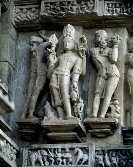 DET RELIEVE DEL DIOS SIVA CON NINFAS EN MURO DE TEMPLO
KHAJURAHO, EXTERIOR
INDIA

This image is