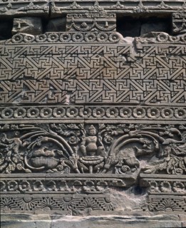Détail de bas-reliefs du stûpa de Dhamek en Inde