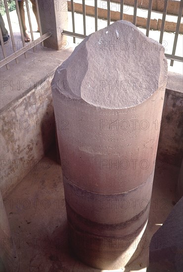 COLUMNA MONOLITICA-III AC-EDICTO ASOKA:EXPULSION MONJES DISIDENTES
SARNATH,