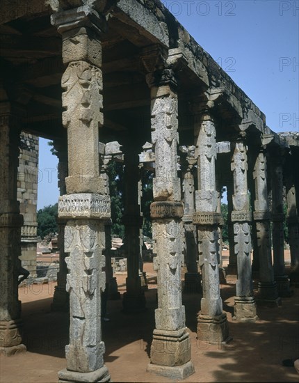 PORTICO DE COLUMNAS -
DELHI, MEZQ QUWWAT-AL-ISLAM
INDIA